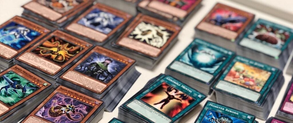 Lot de cartes Yu-Gi-Oh! posées sur une table.